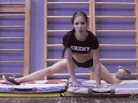 Альпинистка брюнетка в спортзале показала возможности своего тела